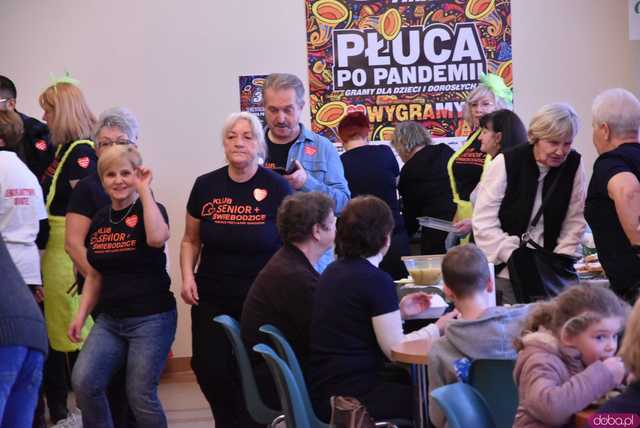 [FOTO] Świebodzice grają z orkiestrą. Bieg Policz się z cukrzycą rozpoczął 32. Finał WOŚP