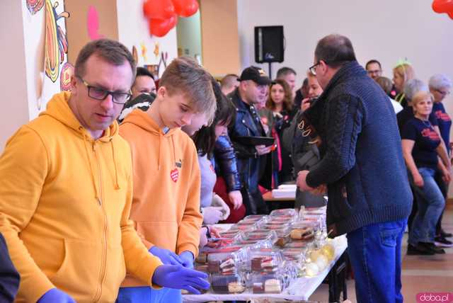 [FOTO] Świebodzice grają z orkiestrą. Bieg Policz się z cukrzycą rozpoczął 32. Finał WOŚP