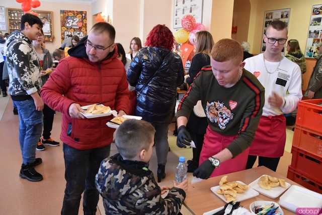 [FOTO] Świebodzice grają z orkiestrą. Bieg Policz się z cukrzycą rozpoczął 32. Finał WOŚP