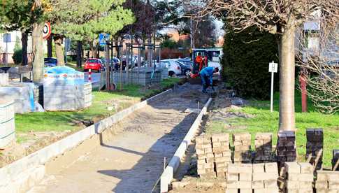 [FOTO] Zakończono pierwszy etap budowy chodnika na ul. Łokietka w Żarowie