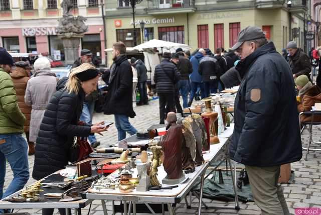 [WIDEO, FOTO] Miłośnicy unikalnych przedmiotów i poszukiwacze okazji przybyli na świdnicki rynek