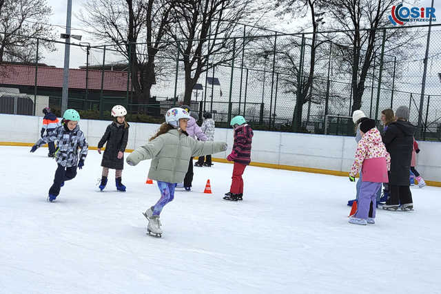[WIDEO, FOTO] Strzegomscy uczniowie na łyżwiarskich lekcjach WF-u 