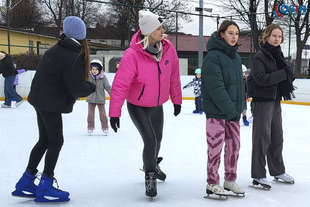 [WIDEO, FOTO] Strzegomscy uczniowie na łyżwiarskich lekcjach WF-u 