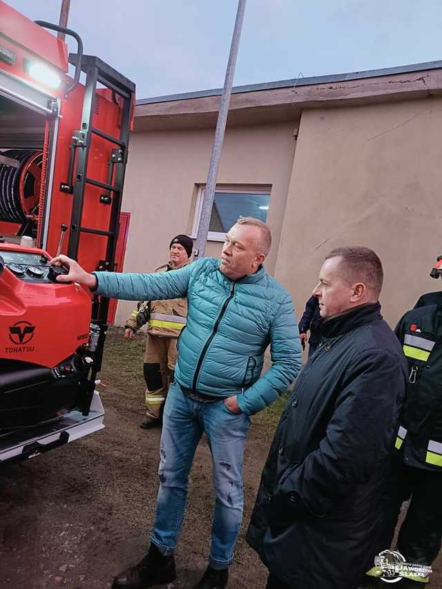 [FOTO] Zobaczcie, jak ochotnicy z Piotrowic Świdnickich uroczyście powitali nowy wóz pożarniczy!