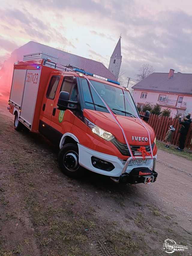 [FOTO] Zobaczcie, jak ochotnicy z Piotrowic Świdnickich uroczyście powitali nowy wóz pożarniczy!