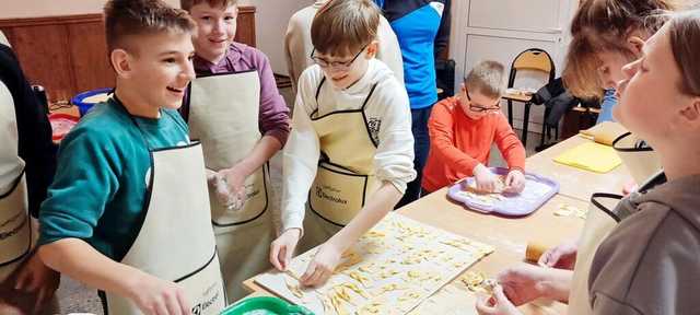 Wspólne pieczenie pączków. Warsztaty kulinarne