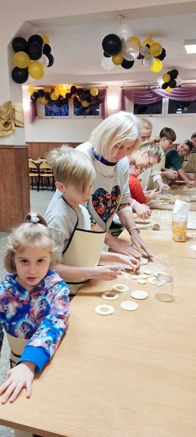 Wspólne pieczenie pączków. Warsztaty kulinarne