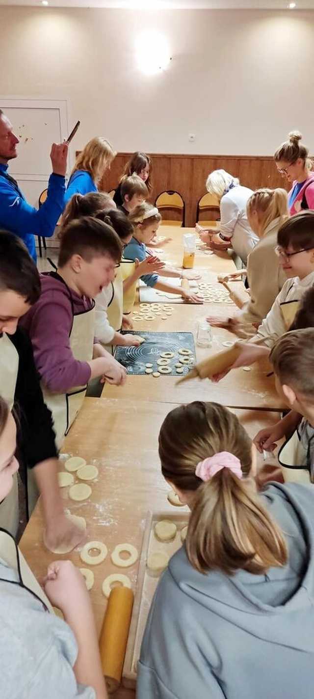 Wspólne pieczenie pączków. Warsztaty kulinarne