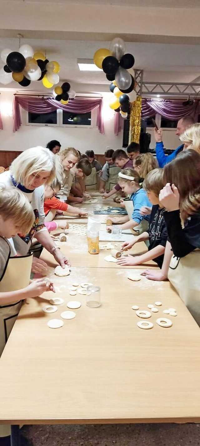 Wspólne pieczenie pączków. Warsztaty kulinarne