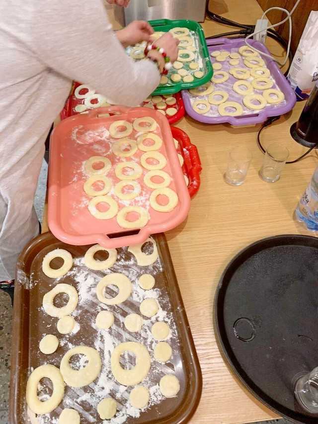 Wspólne pieczenie pączków. Warsztaty kulinarne