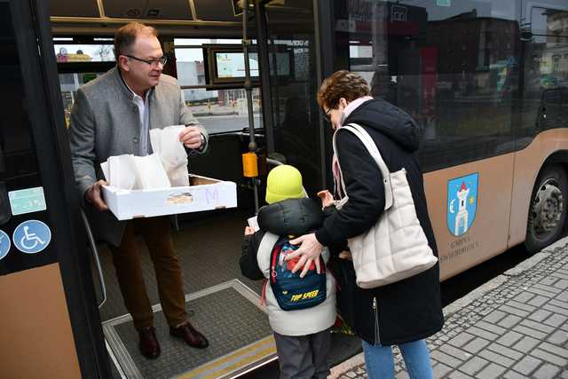[FOTO] Tłusty Czwartek w Świebodzicach. Burmistrz częstował mieszkańców pączkami