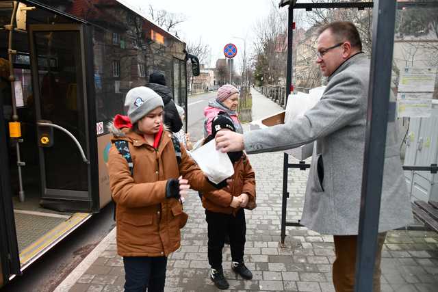 [FOTO] Tłusty Czwartek w Świebodzicach. Burmistrz częstował mieszkańców pączkami