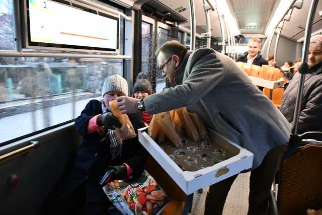 [FOTO] Tłusty Czwartek w Świebodzicach. Burmistrz częstował mieszkańców pączkami