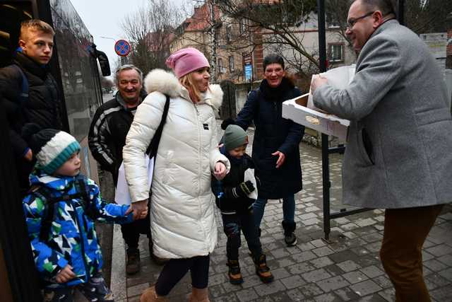 [FOTO] Tłusty Czwartek w Świebodzicach. Burmistrz częstował mieszkańców pączkami