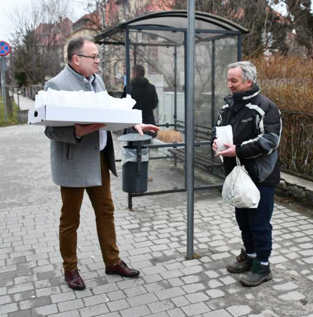 [FOTO] Tłusty Czwartek w Świebodzicach. Burmistrz częstował mieszkańców pączkami