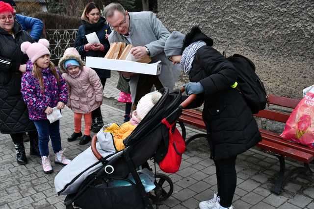 [FOTO] Tłusty Czwartek w Świebodzicach. Burmistrz częstował mieszkańców pączkami