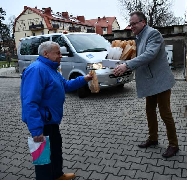 [FOTO] Tłusty Czwartek w Świebodzicach. Burmistrz częstował mieszkańców pączkami