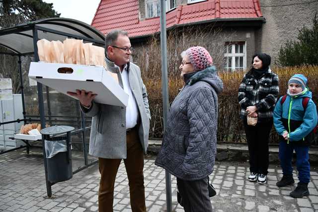 [FOTO] Tłusty Czwartek w Świebodzicach. Burmistrz częstował mieszkańców pączkami