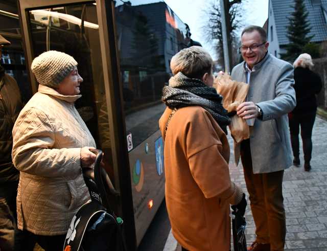 [FOTO] Tłusty Czwartek w Świebodzicach. Burmistrz częstował mieszkańców pączkami