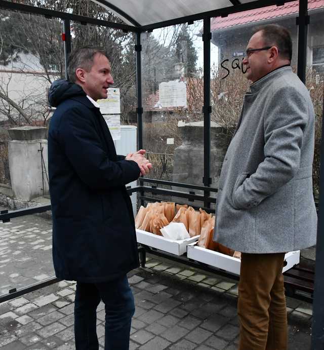 [FOTO] Tłusty Czwartek w Świebodzicach. Burmistrz częstował mieszkańców pączkami