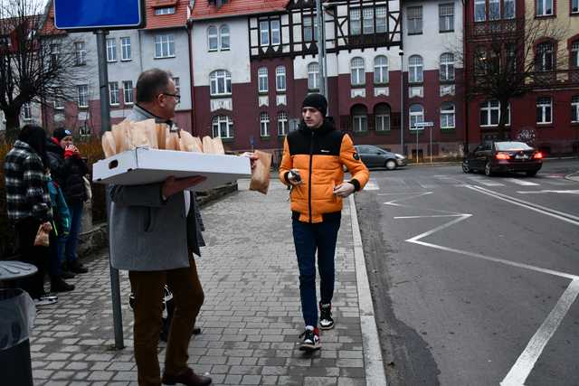 [FOTO] Tłusty Czwartek w Świebodzicach. Burmistrz częstował mieszkańców pączkami