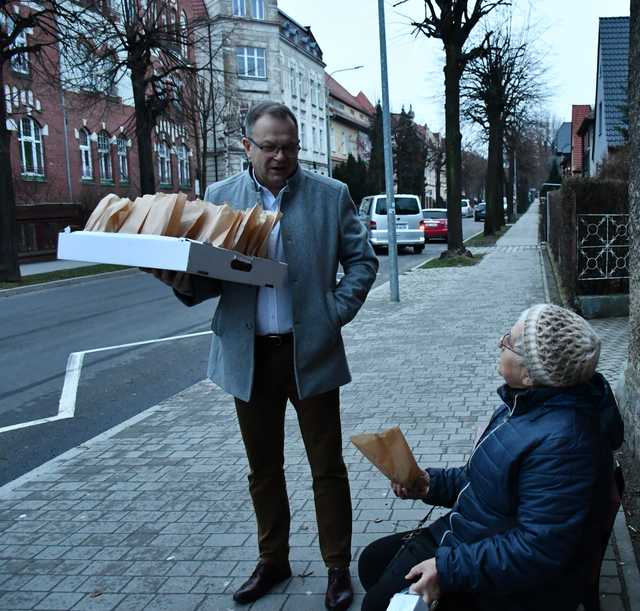 [FOTO] Tłusty Czwartek w Świebodzicach. Burmistrz częstował mieszkańców pączkami