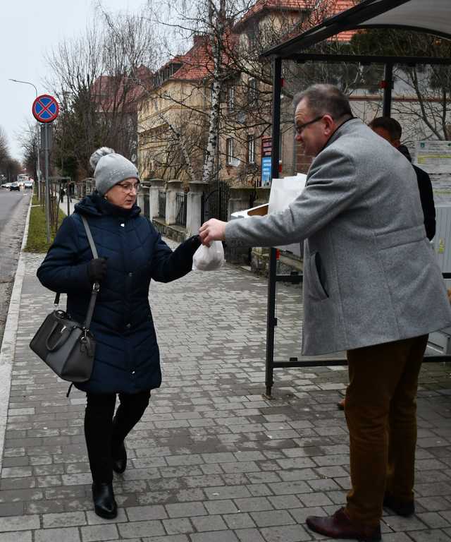 [FOTO] Tłusty Czwartek w Świebodzicach. Burmistrz częstował mieszkańców pączkami