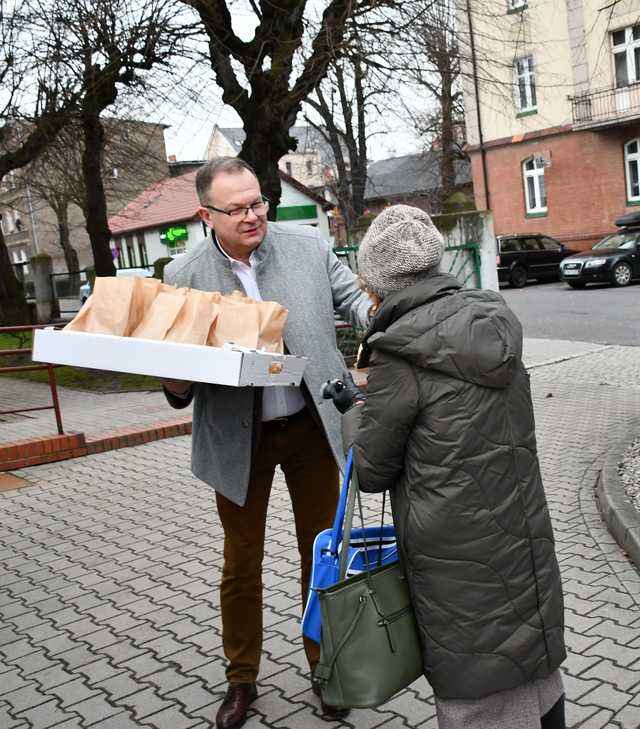 [FOTO] Tłusty Czwartek w Świebodzicach. Burmistrz częstował mieszkańców pączkami