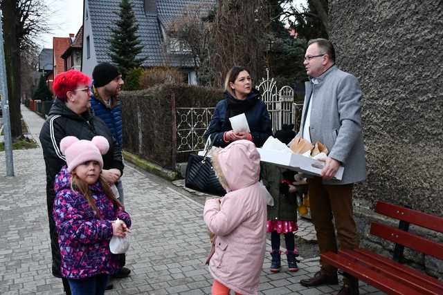 [FOTO] Tłusty Czwartek w Świebodzicach. Burmistrz częstował mieszkańców pączkami