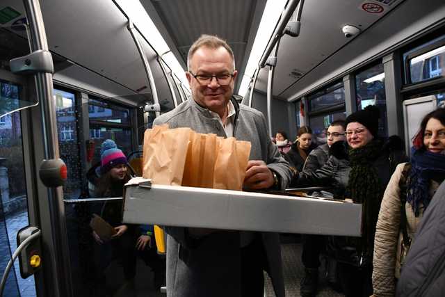 [FOTO] Tłusty Czwartek w Świebodzicach. Burmistrz częstował mieszkańców pączkami