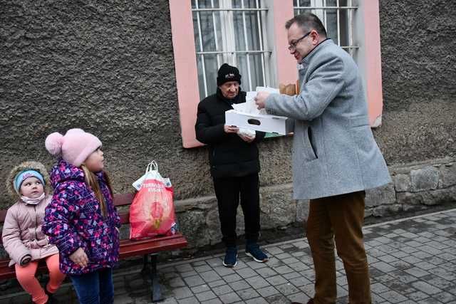 [FOTO] Tłusty Czwartek w Świebodzicach. Burmistrz częstował mieszkańców pączkami