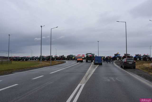 [WIDEO, FOTO] Rolnicy ponownie zaprotestowali! Blokada ronda na DK5 w Dobromierzu