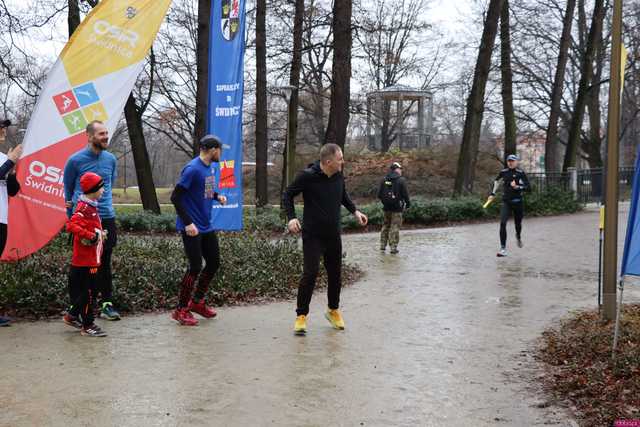 [FOTO] Przebiegli olimpijską sztafetę w towarzystwie utytułowanych sportowców. Biegowe święto w Parku Centralnym