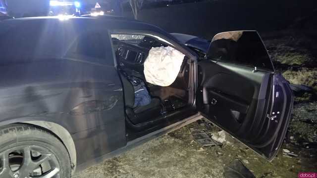 [FOTO] Po kolizji z innym pojazdem wypadł z drogi i uderzył w przepust. Poważny wypadek na krajowej 35