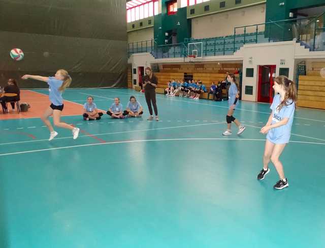 [FOTO] Dziewczęta z klas szóstych rywalizowały w turnieju siatkówki 
