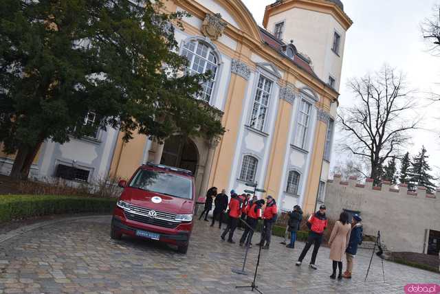 [WIDEO, FOTO] Przekazano nowy pojazd dla ratowników GOPR. Wokół zamku jest wiele niebezpiecznych miejsc
