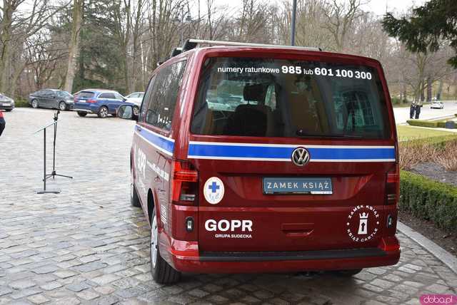 [WIDEO, FOTO] Przekazano nowy pojazd dla ratowników GOPR. Wokół zamku jest wiele niebezpiecznych miejsc