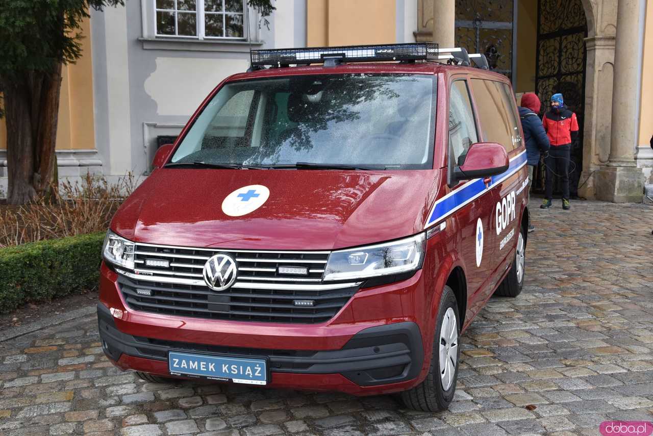 [WIDEO, FOTO] Przekazano nowy pojazd dla ratowników GOPR. Wokół zamku jest wiele niebezpiecznych miejsc