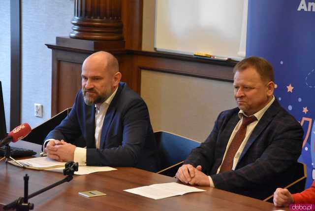 [FOTO] Startuje projekt niosący korzyści dla studentów i pracodawców. Staże, szkolenia i nowe wyposażenie sal Akademii Angelusa Silesiusa