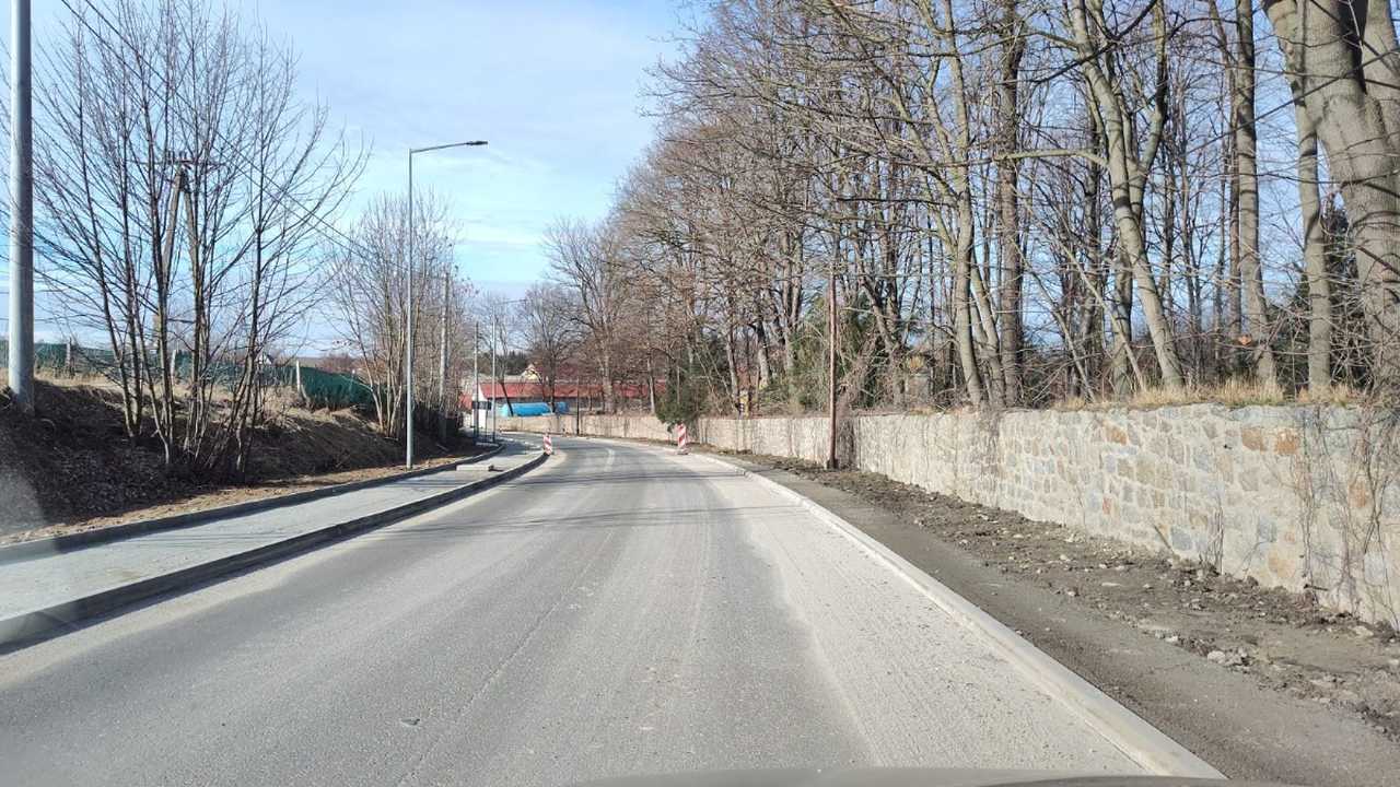 [FOTO] Trwa remont drogi powiatowej w Chwałkowie