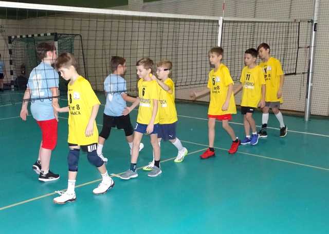 [FOTO] Uczniowie klas czwartych rywalizowali w turnieju siatkówki