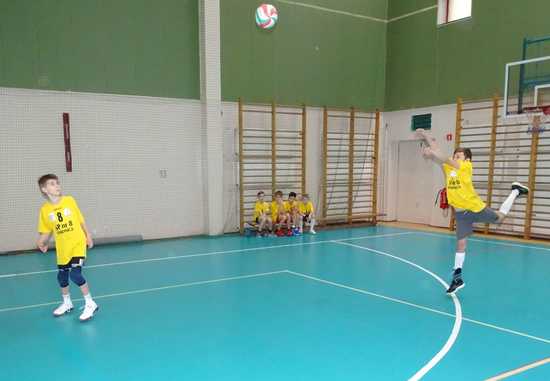 [FOTO] Uczniowie klas czwartych rywalizowali w turnieju siatkówki