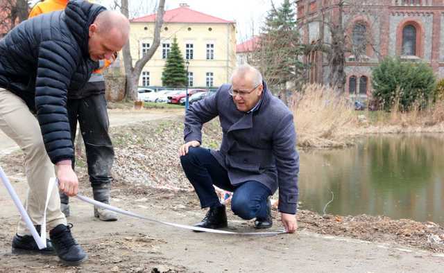 [FOTO] Modernizacja roztockiego stawu na finiszu