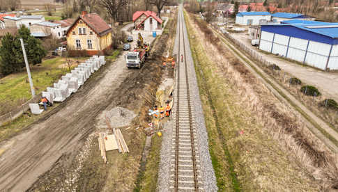 Trwa budowa nowego przystanku kolejowego w Strzelcach. Kiedy zatrzymają się tam pociągi?