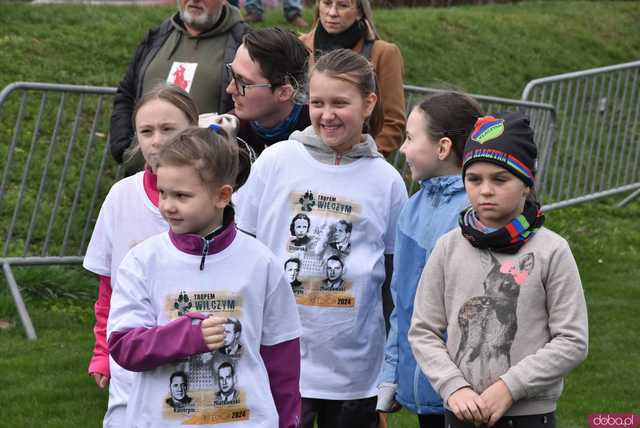 [FOTO] Upamiętnili Żołnierzy Wyklętych i pobiegli Tropem Wilczym w Roztoce