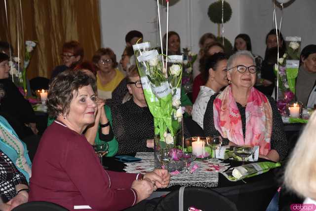 [FOTO] Życiowe historie kobiet sukcesu, uroczysty toast, kwiaty oraz słodki poczęstunek. Za nami inspirujący Dzień Kobiet w Świebodzicach