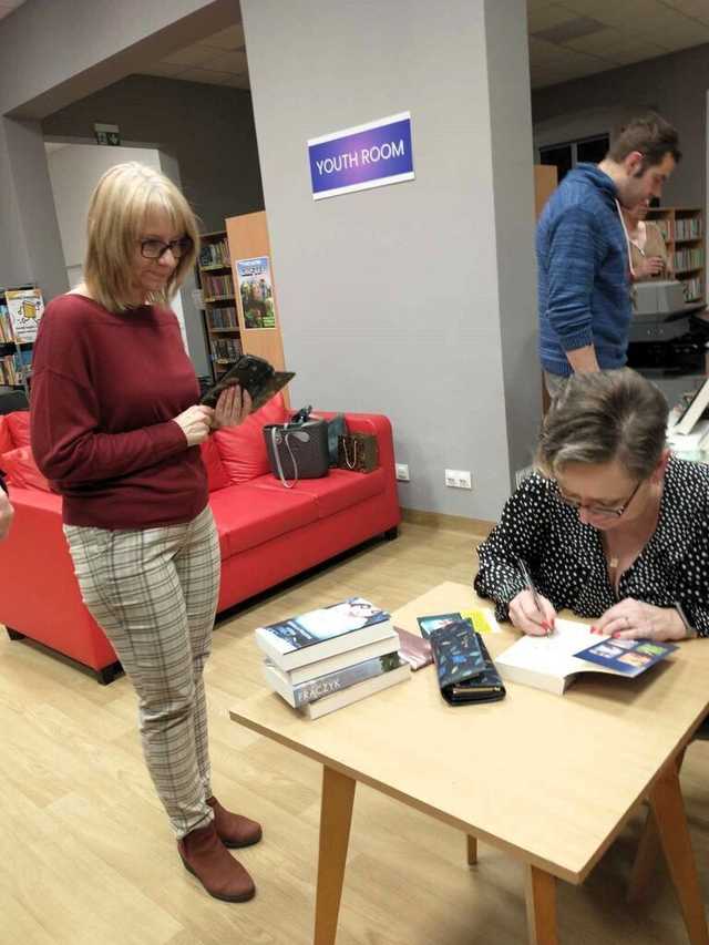 [FOTO] Izabela Frączyk spotkała się z czytelnikami świebodzickiej biblioteki 