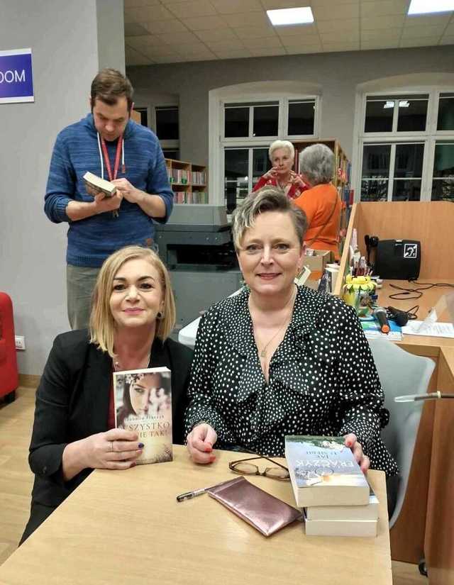 [FOTO] Izabela Frączyk spotkała się z czytelnikami świebodzickiej biblioteki 