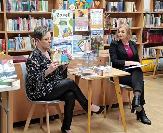 [FOTO] Izabela Frączyk spotkała się z czytelnikami świebodzickiej biblioteki 