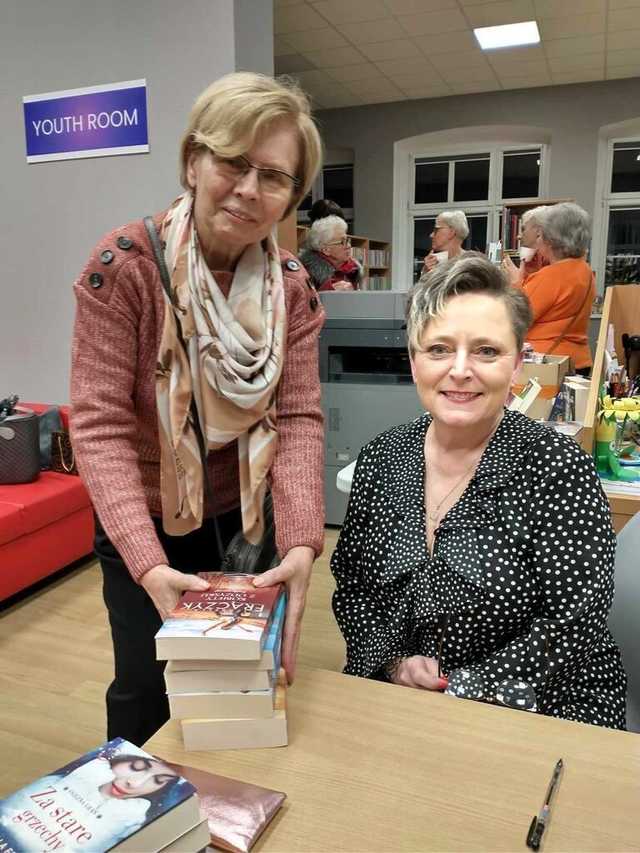 [FOTO] Izabela Frączyk spotkała się z czytelnikami świebodzickiej biblioteki 